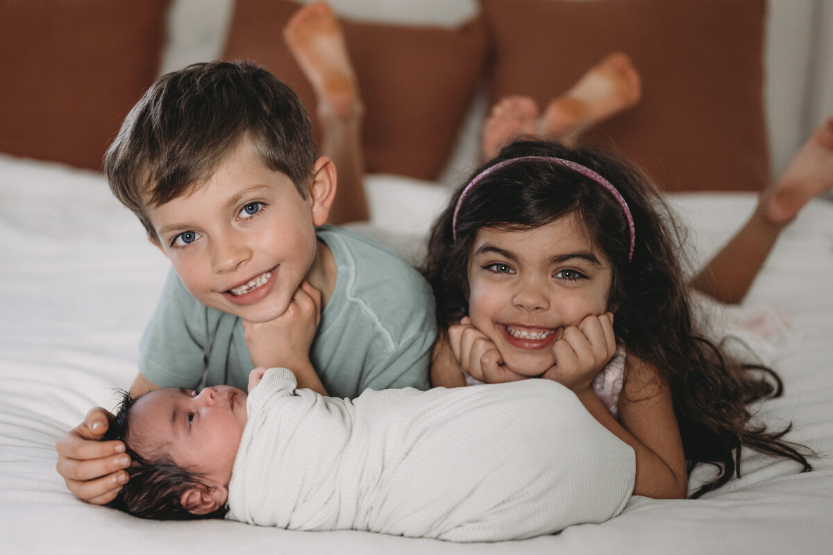 kids-with-newborn-sister