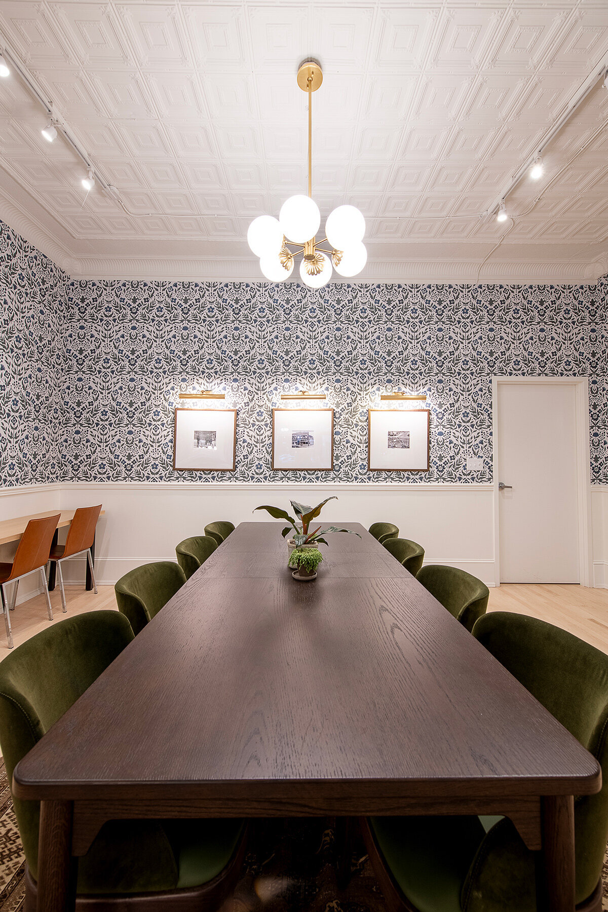 goodkind-coffee-interior-table-vintage-design