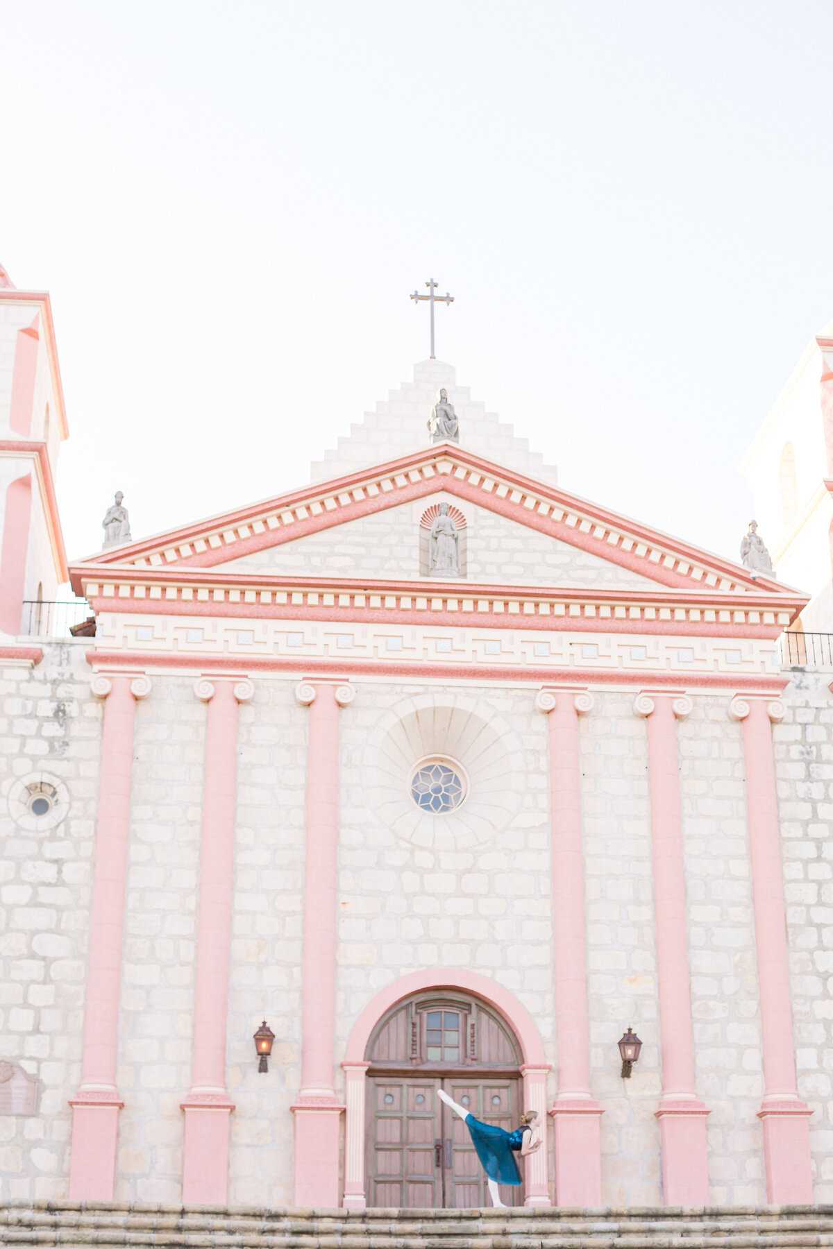JanelleStephaniePhotography-OldSantaBarbaraMission-Amelia-BalletPortraits_29