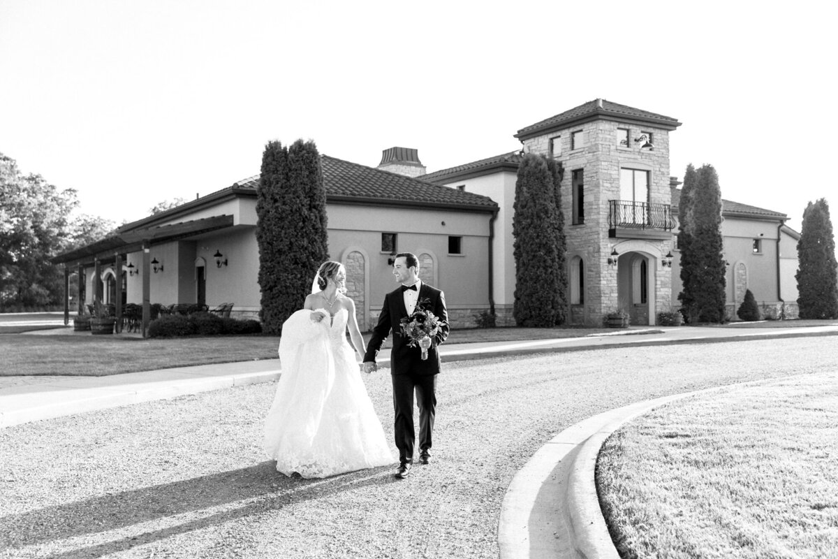 Summer-Wedding-DC-Estate-Winery-Beloit-Illinois-Meg-Dunn-Photography-63