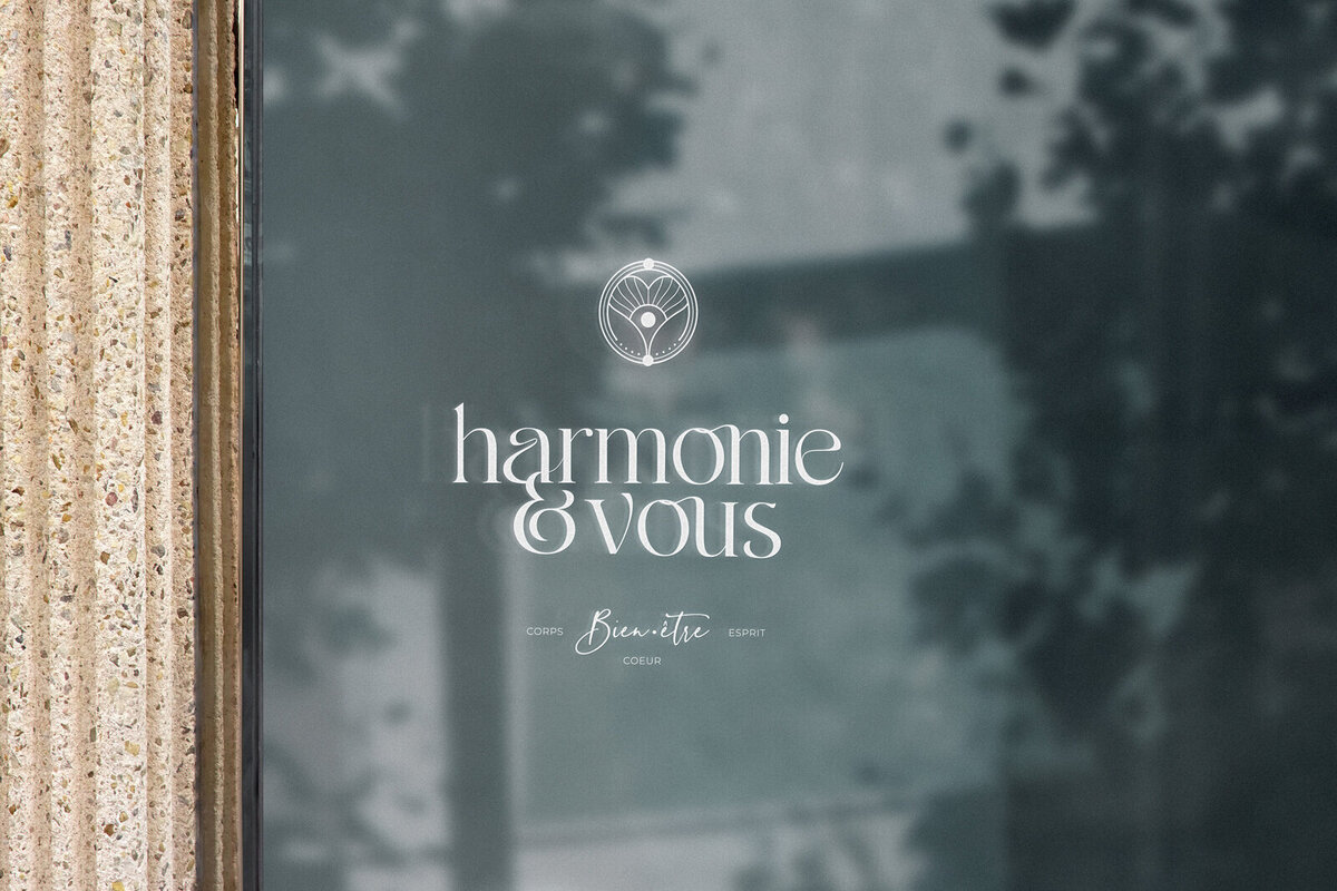 Vitrophanie Harmonie et vous avec logo de la marque crée par le Studio Youmé, graphisme à Saint-Gilles-Croix-de-Vie en Vendée.