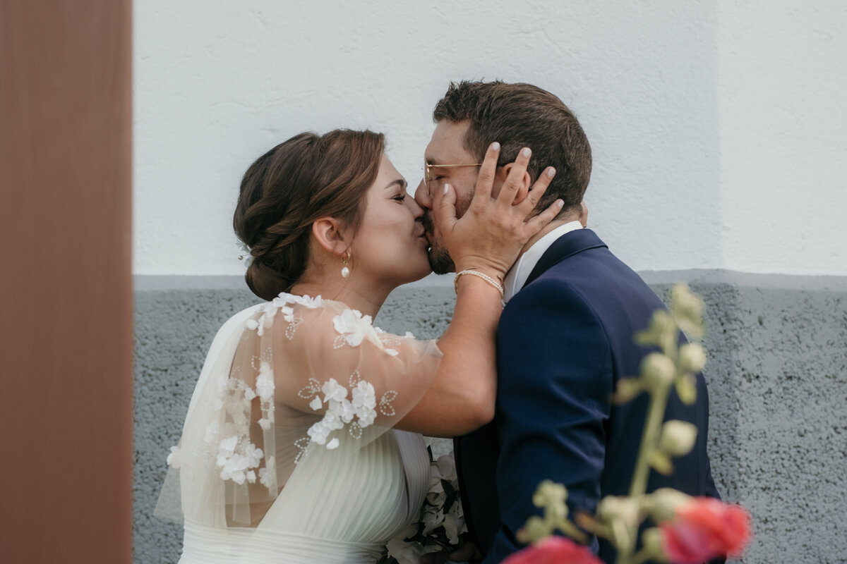 Als Abschluss des First Looks gibt sich das Hochzeitspaar einen Kuss.