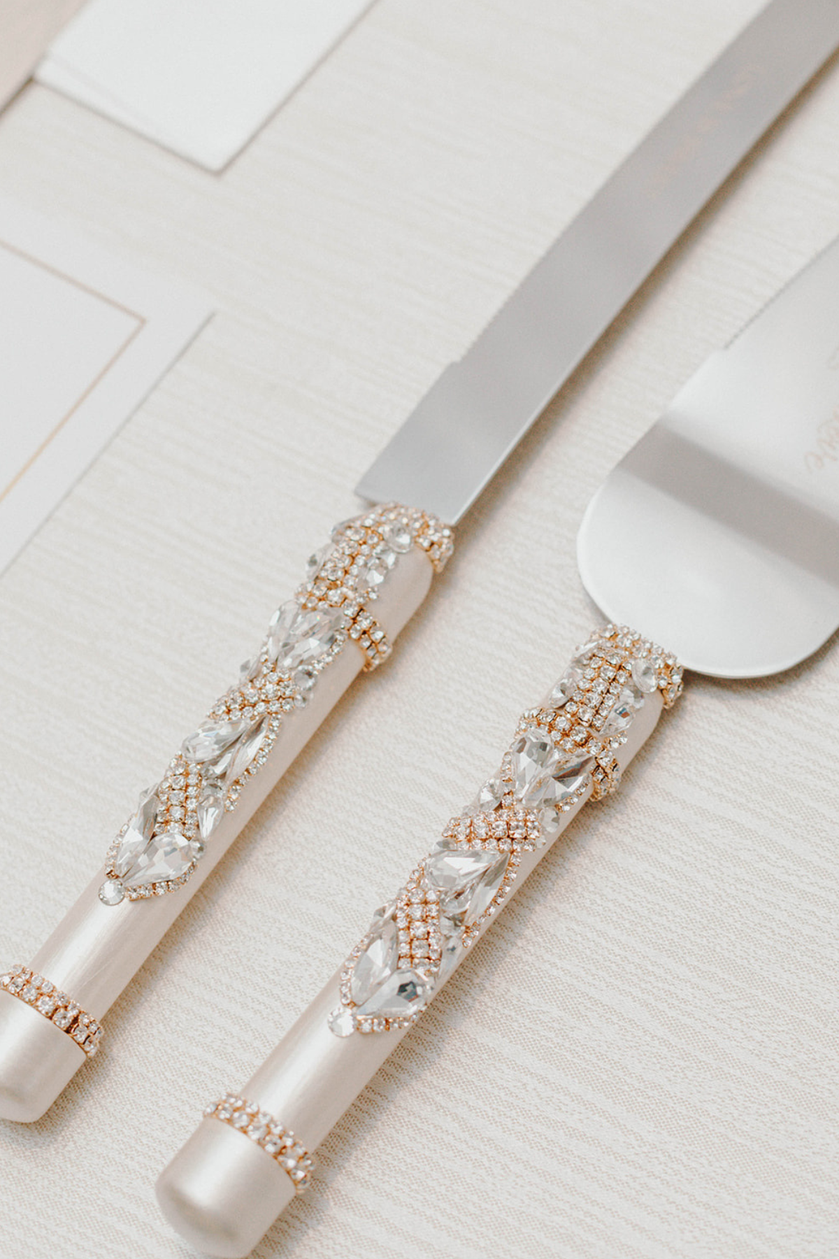 white-gold-luxury-wedding-cake-knife