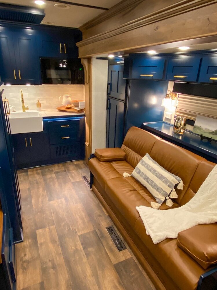 luxury-living-quarter-horse-trailers-trail-boss-conversions-living-areas-52