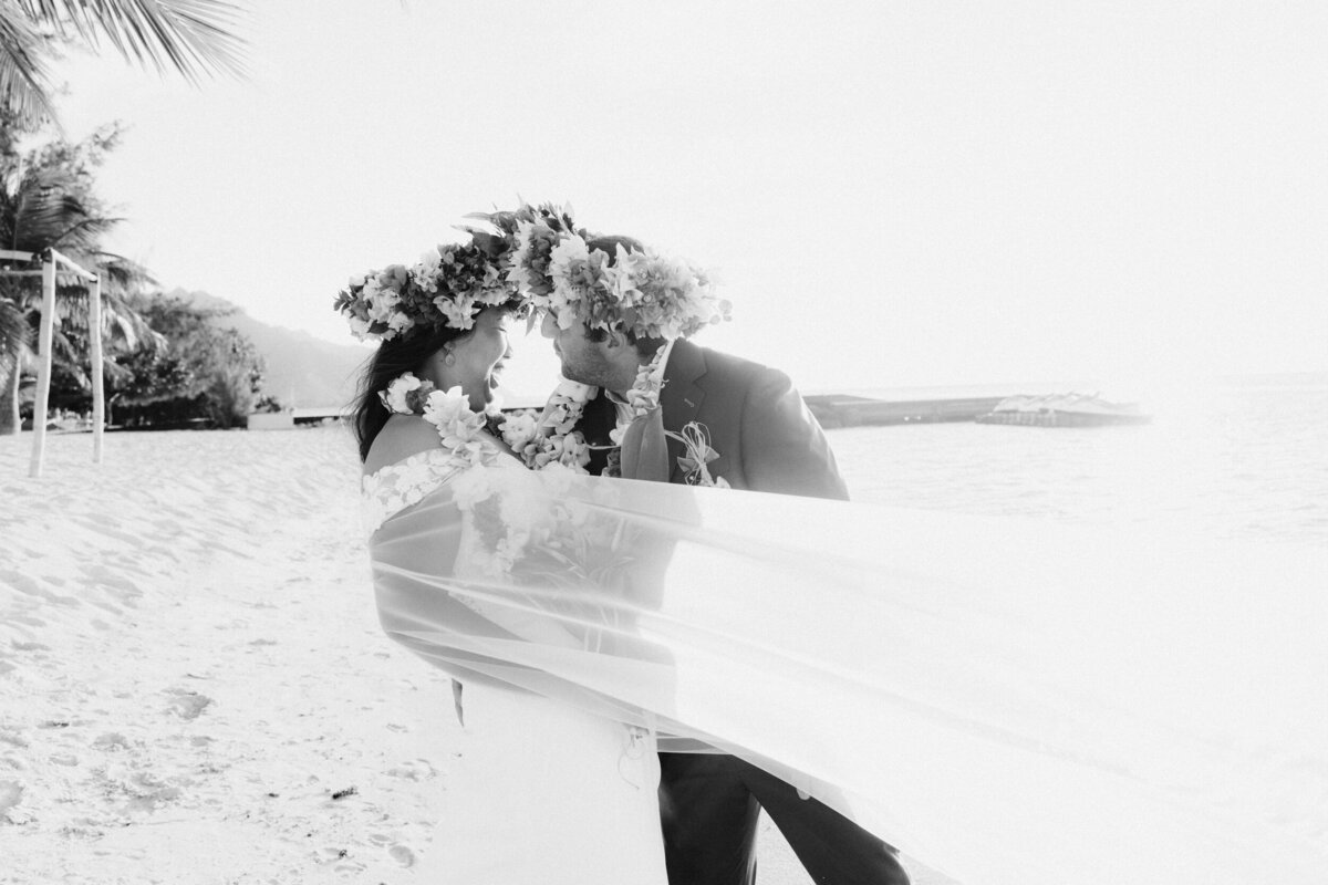 bride-groom-veil-shot-tahiti