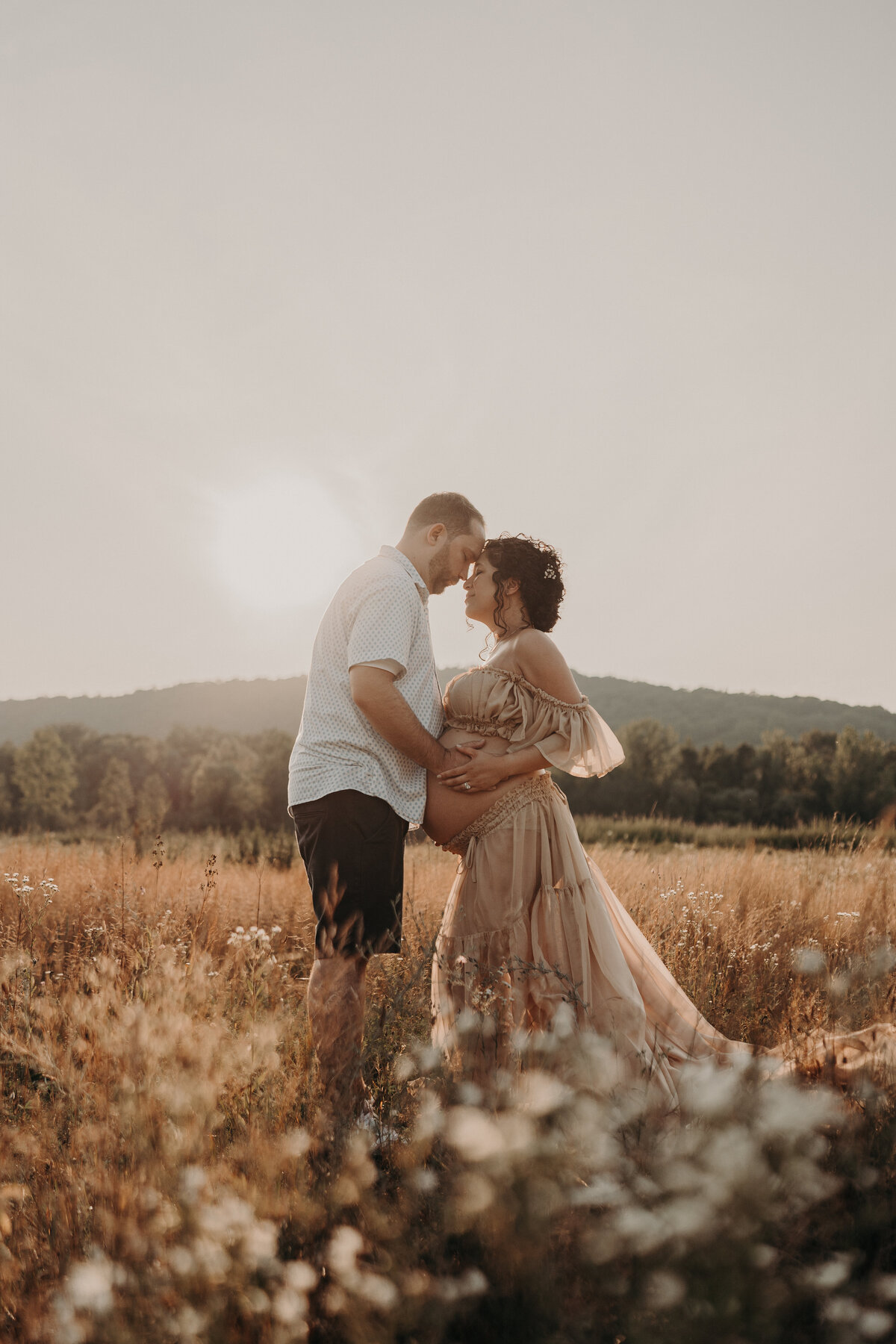 Stanhope, NJ photographer. Stanhope, NJ maternity photographer. New Jersey maternity photographer. Morris County photographer. New Jersey field maternity photoshoot. Maternity photographers nj