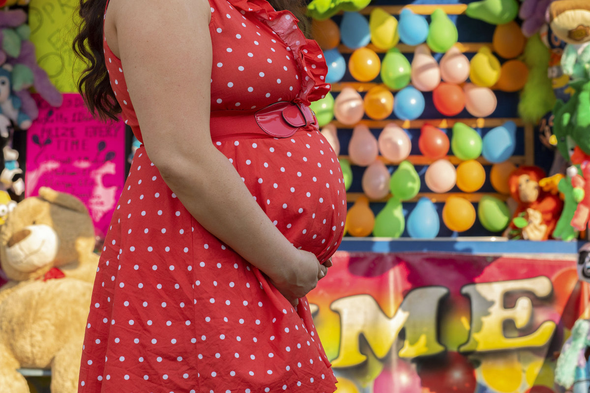 monroe_photographer_a_focused_life_photography_maternity_loganville_carnival_pinup_fair_games_balloons