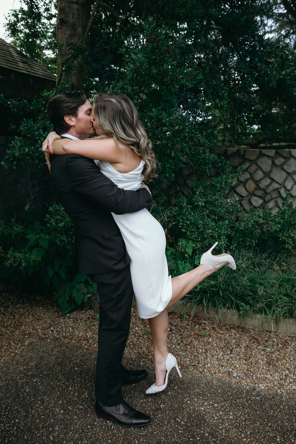 meredith-michel-photography-editorial-engagement-kiss-richmond-va