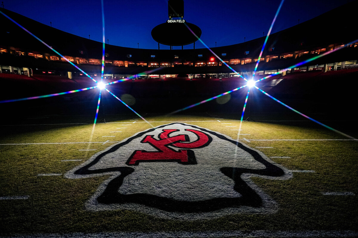 kansas-city-sports-photography-chiefs-0070-stadium-logo-midfield-lights