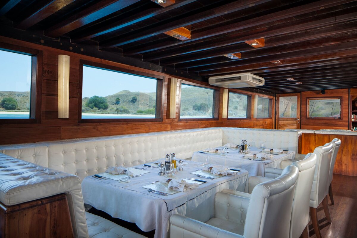 Samata Luxury Yacht Charter Komodo Dining 1(1)