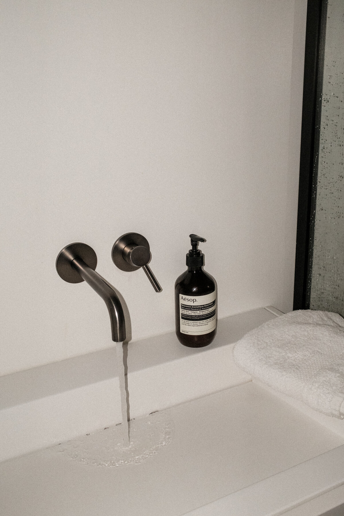 kaboompics_clean-aesthetics-serene-bathroom-ambiance-with-luxury-skincare-products-35241