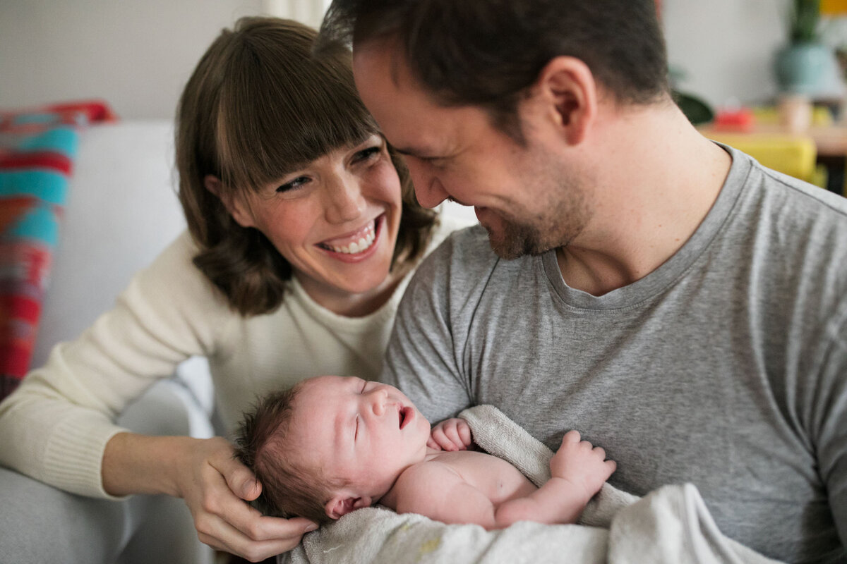 candid-natural-boston-newborn-family-photographer-zev-fisher-005