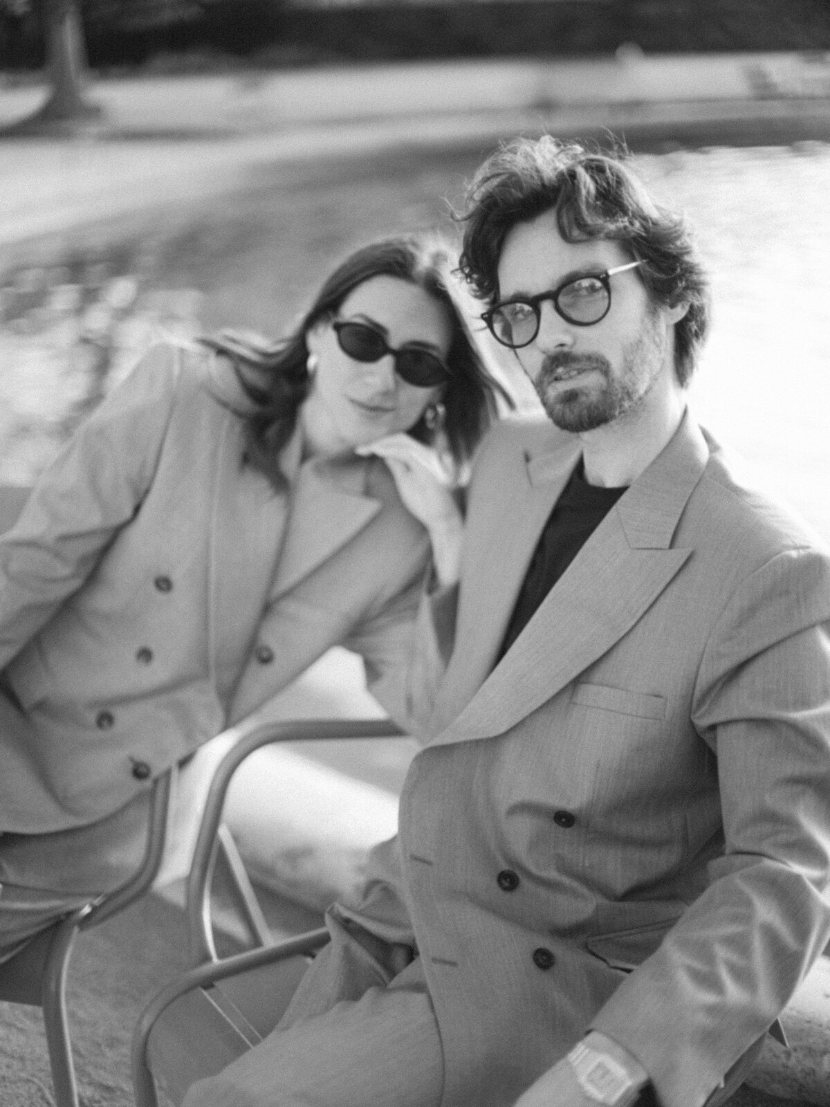 Elegant engagement photos in Paris, between the Tuileries Gardens and the Louvre Museum, filled with light and emotion.