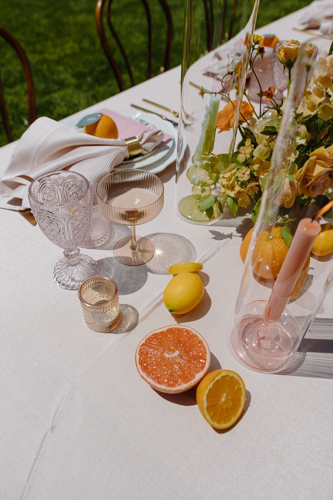 citrus-blush-and-orange-tablescape