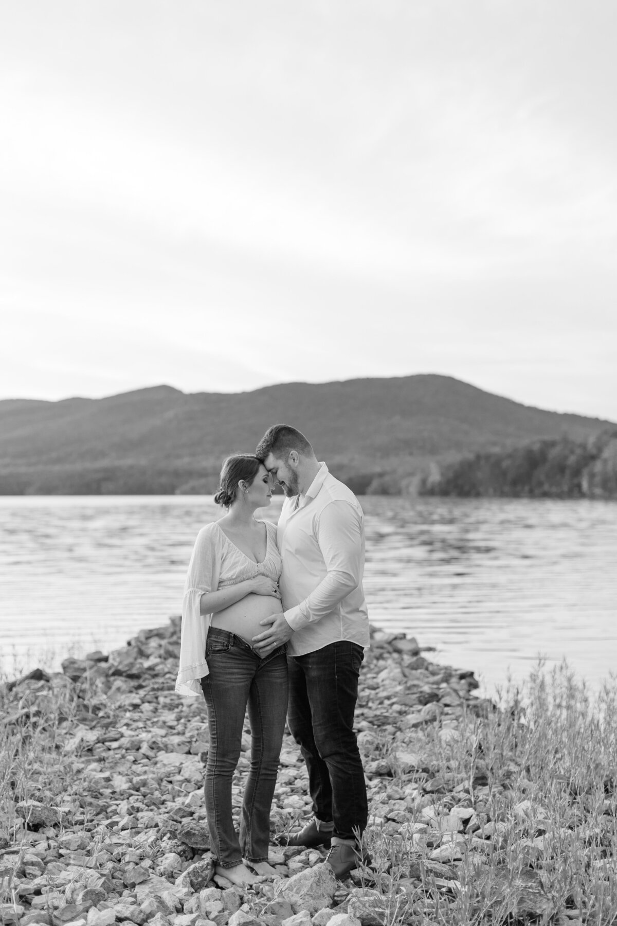 Documentary-Maternity-Session-at-Carvins-Cove-RJ-126