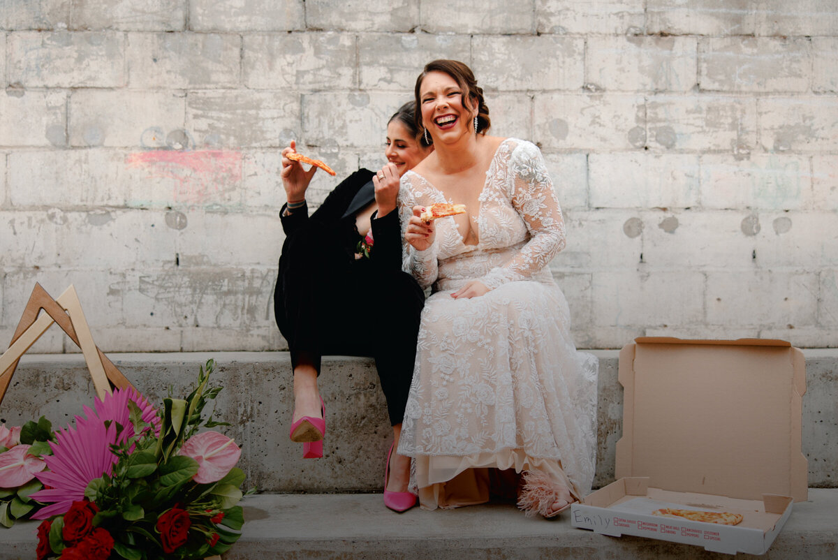 brides-just-married-eating-pizza