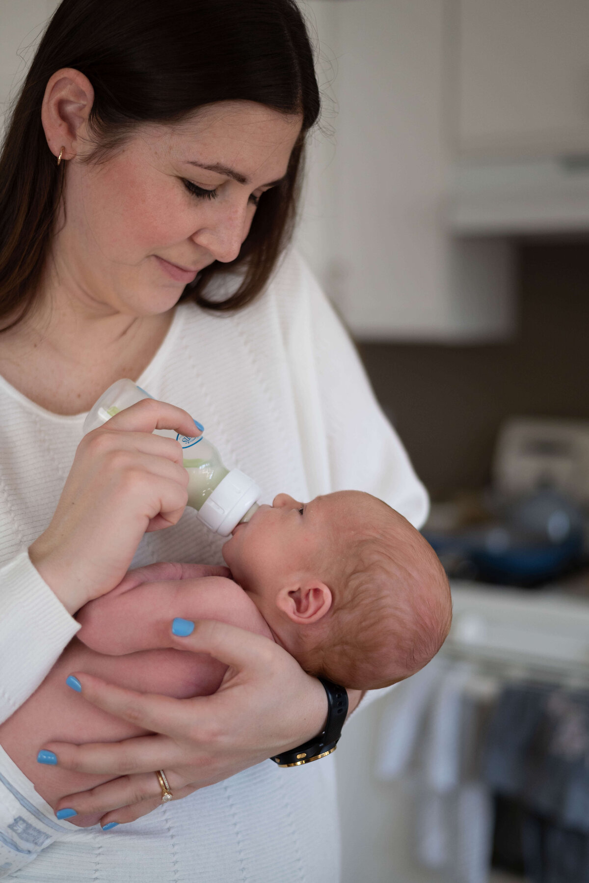 newborn-bottle-mom