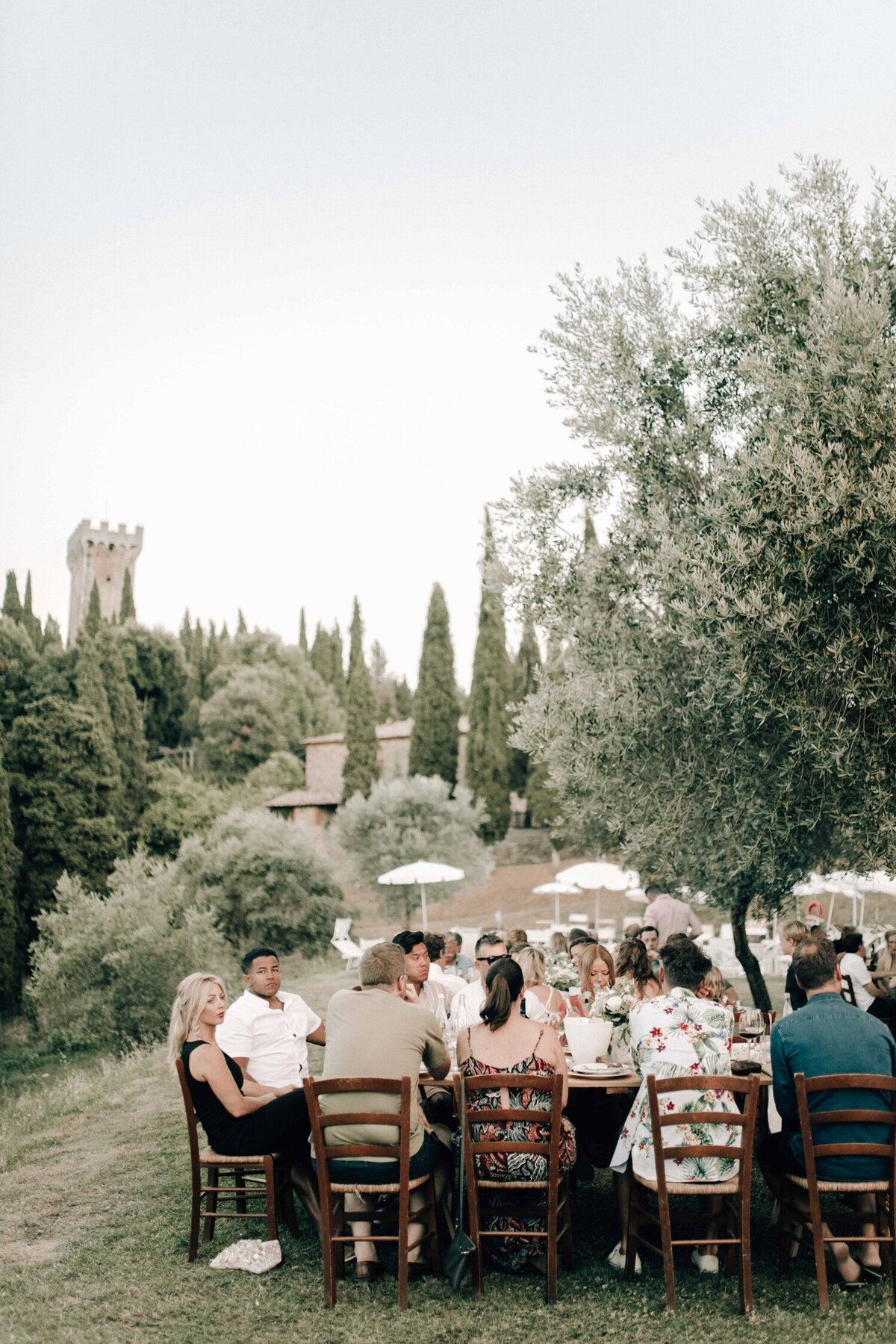 36_Tuscany_Luxury_Wedding_Photographer (36 von 50)_A luxury wedding in Tuscany at Castello di Gargonza. Discover the elegant and stylish photography of luxury wedding photographer Flora and Grace.