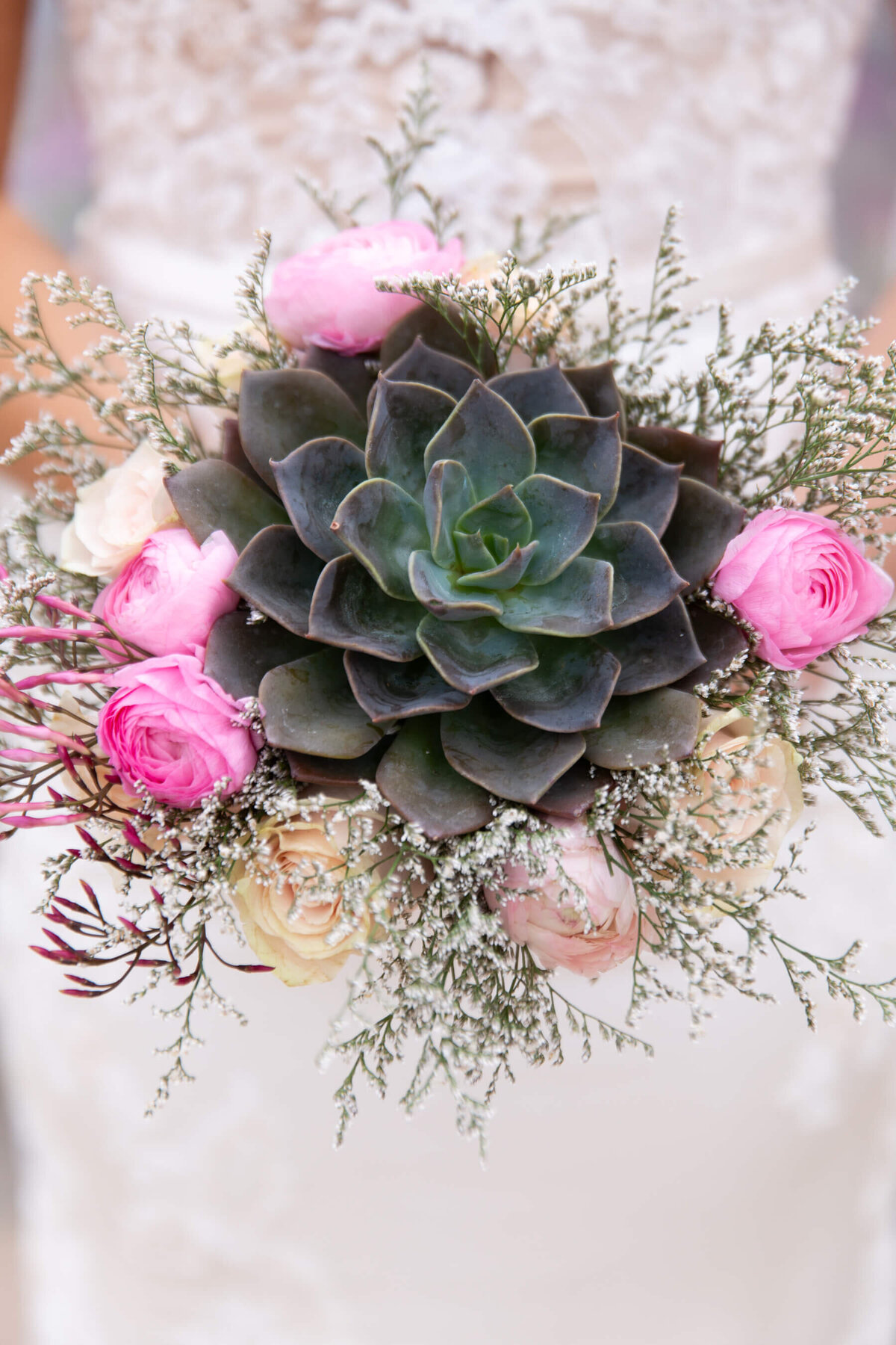phoenix-scottsdale-arizona-destination-wedding-bouquet-succulents-roses