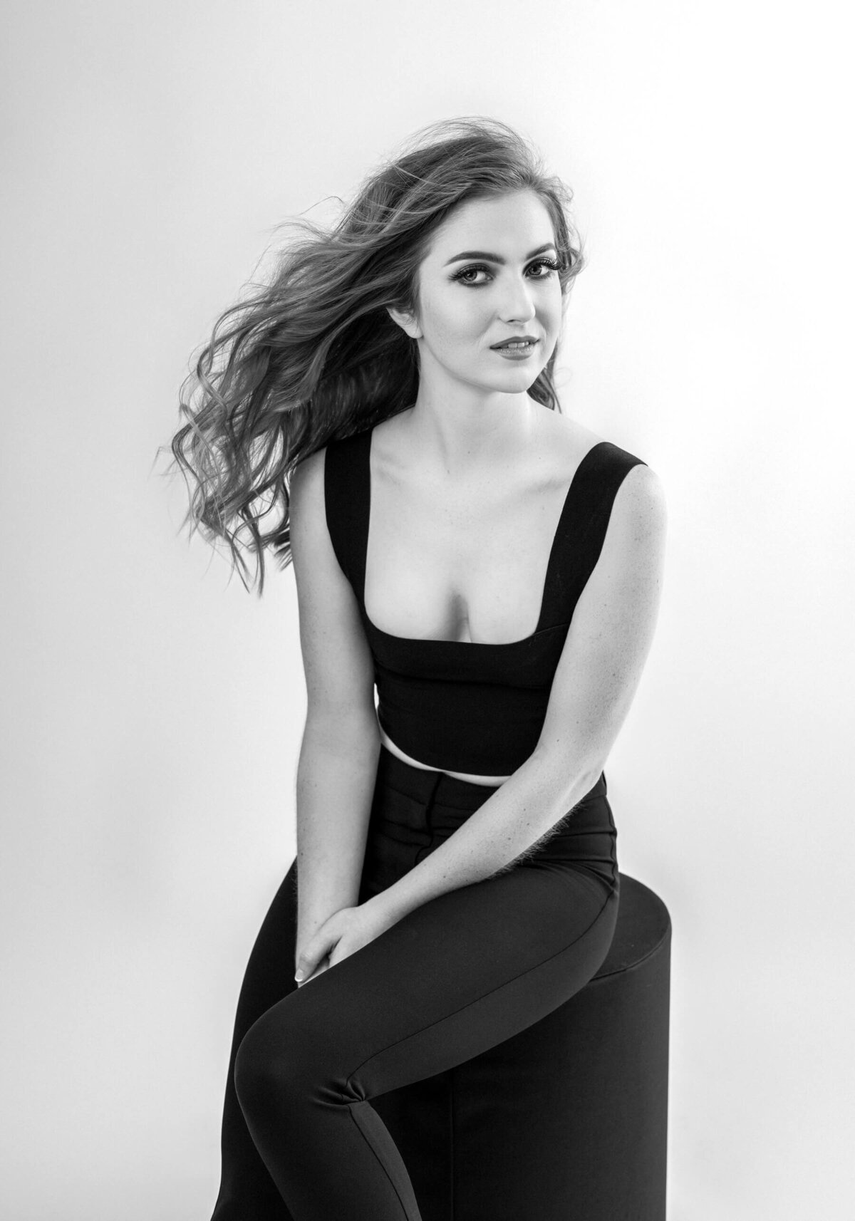 Grace and Sophistication – A timeless monochrome portrait with effortless elegance.