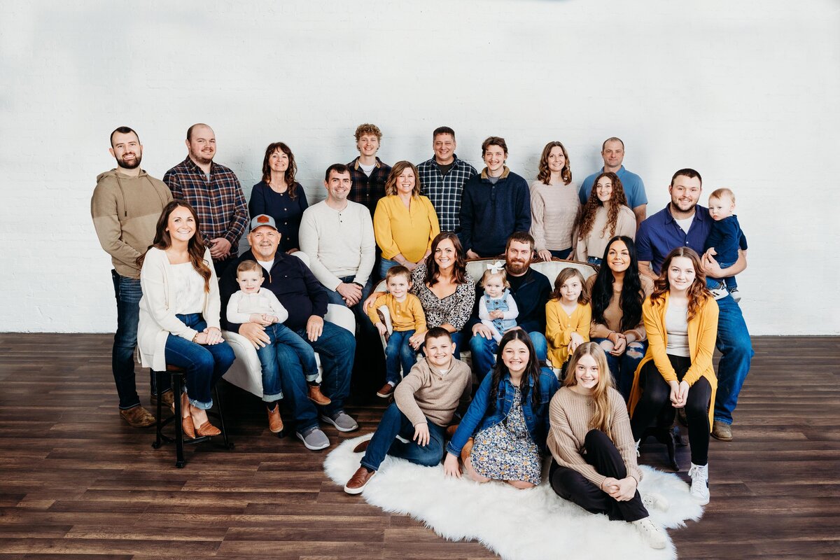 A large family group of extended family members posing in an Ionia studio