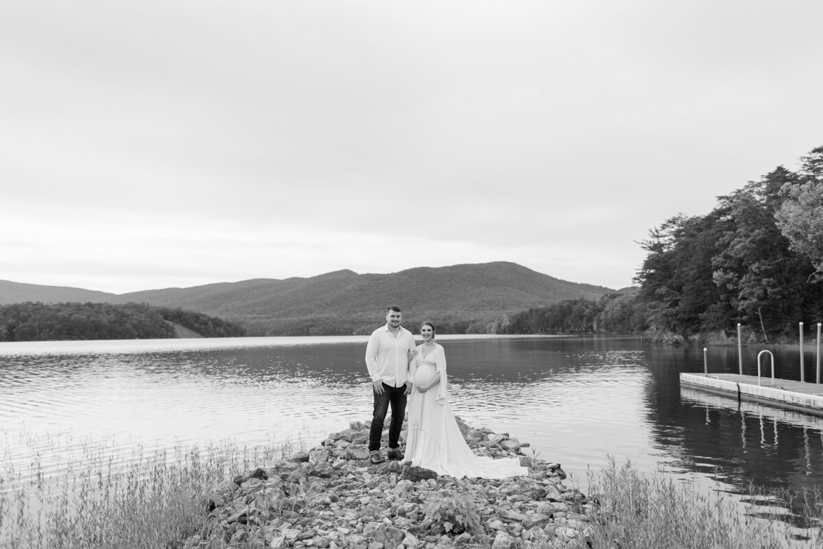 Documentary-Maternity-Session-at-Carvins-Cove-RJ-9 2