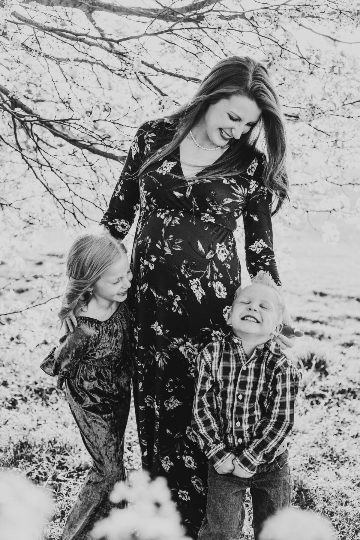Outdoor maternity photography near Sherman TX; maternity photo with kids