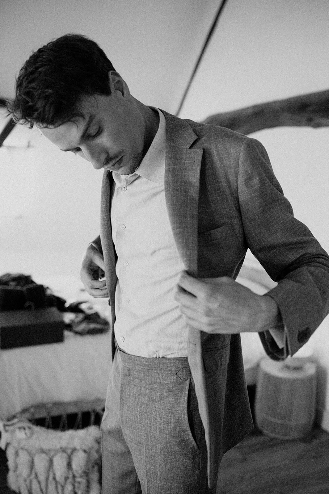 Herentals, salon weddings, moody, authentiek, alternatief trouwen,bruid, 2026, elopent, intiem, spontaan, tijdloos, trouwfotograaf, antwerpen - klaarmaken & first look-80