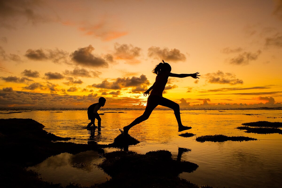 children-silhouette-yellow-melaleetah