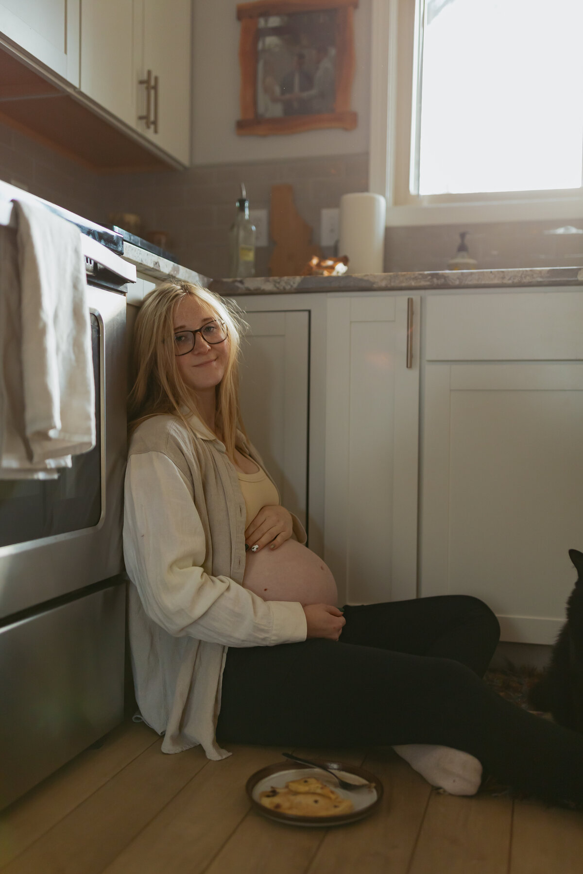 Madi Maternity Sneak Peek In home Heart and Seoul Photography6