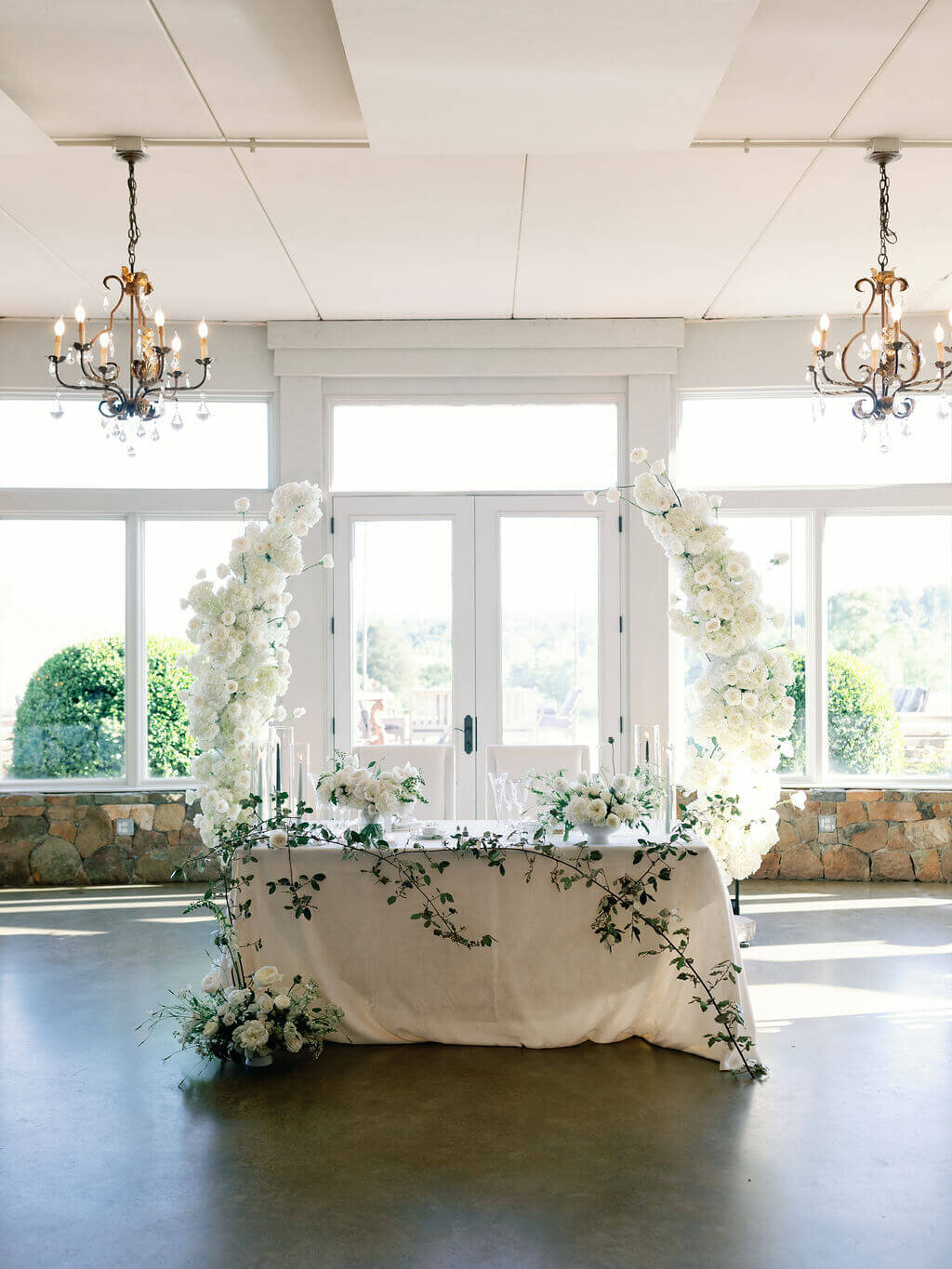 megan-zachary-sweetheart-table-stone-tower-winery-springvale-floral