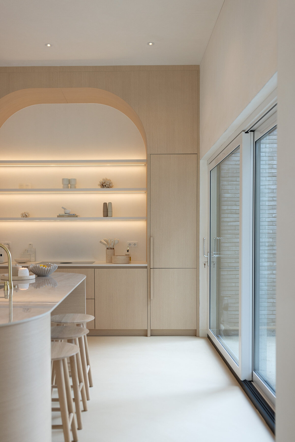 Soft tone keuken met ronde vormen