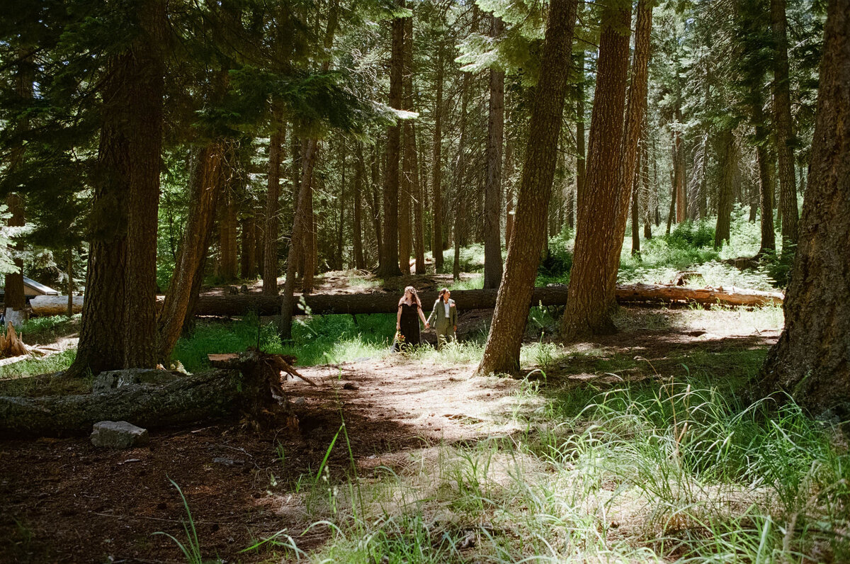 Portraits_Brenda&JanieElopementPhotos_OregonWeddingPhotographer_KuroCreativeHouse-45