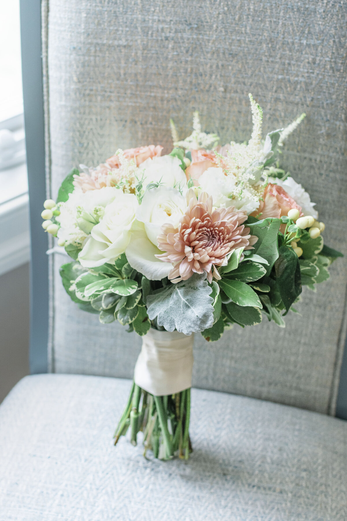Blush colored spring bouquet