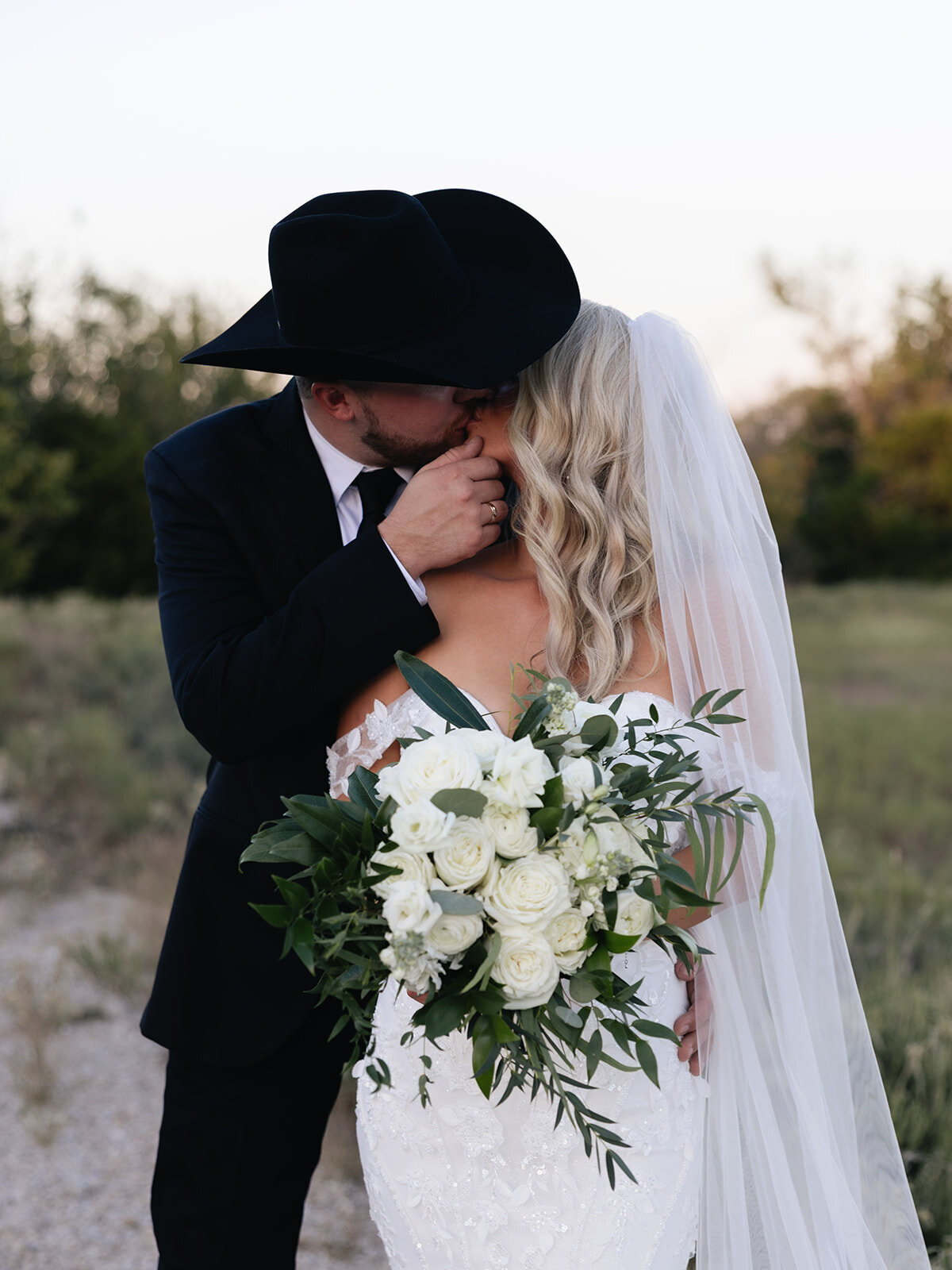 2025-10-11_DykesWeddingPreviews_MollyMurphyPhotography-78