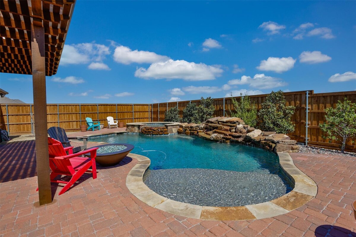 House with pool for sale Krum TX