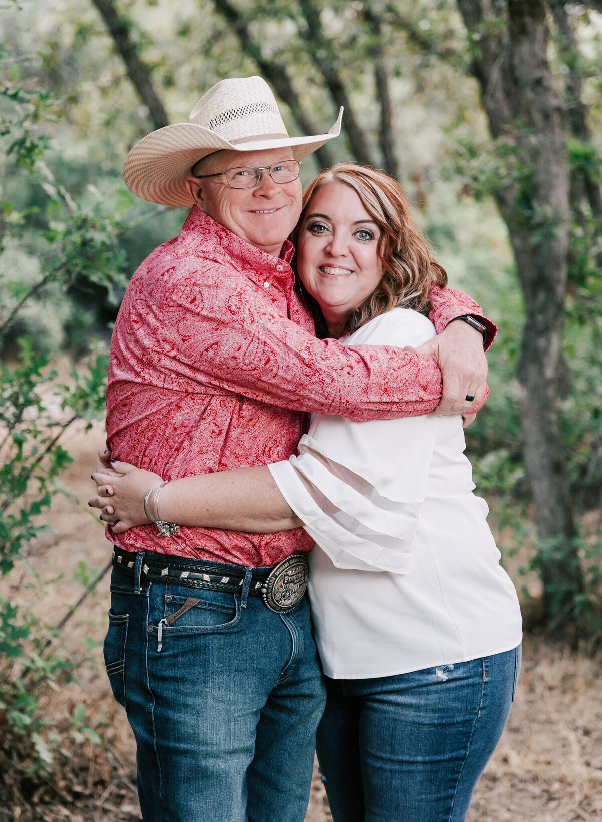 A couple hugs during their family photography session by Diane Owen.