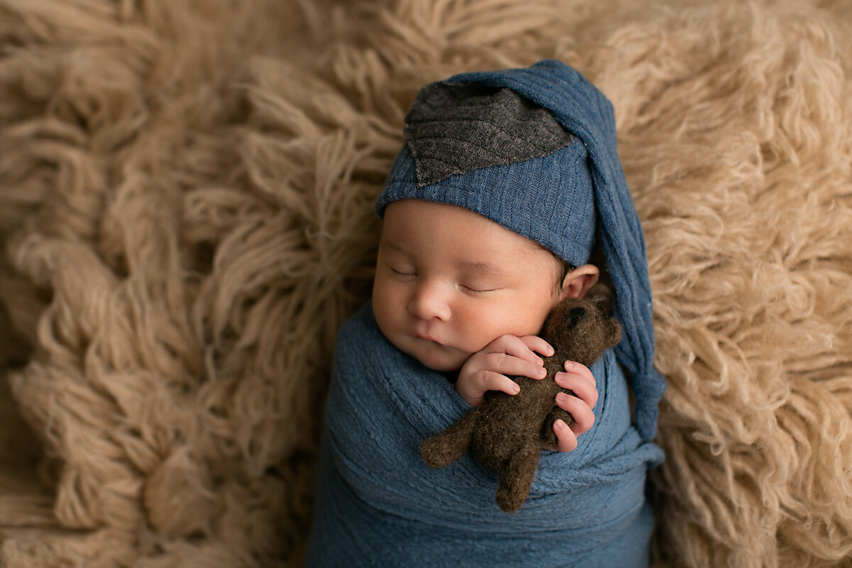 inland_empire_newborn_photographer_baby_boy_brown_bear_neutral