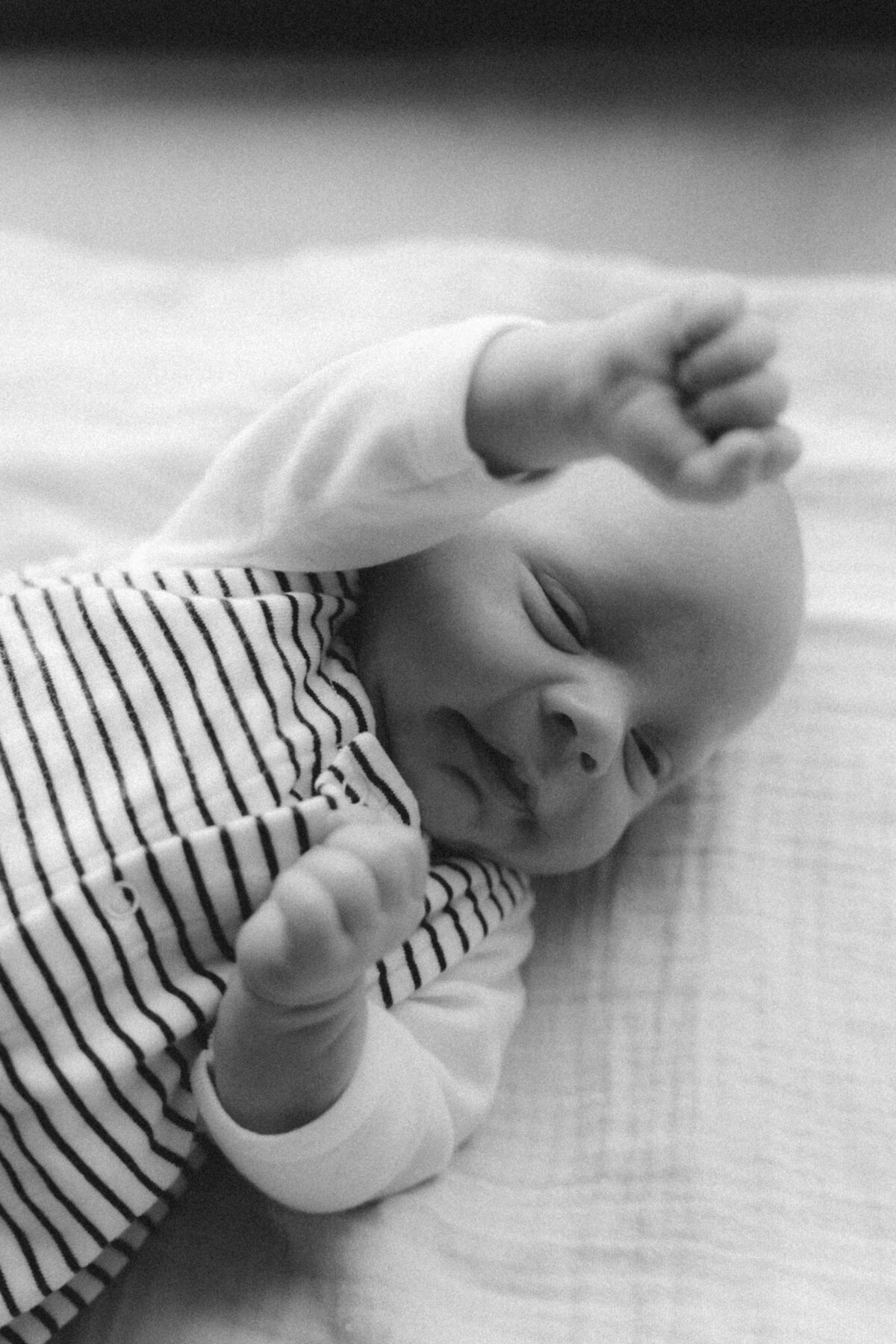 Baby strekt zich uit.