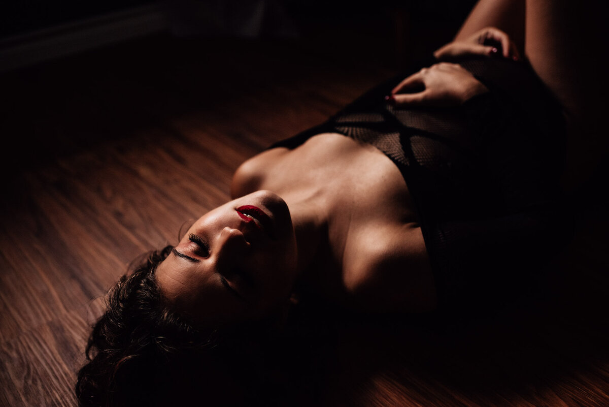 intimate ottawa maternity boudoir photoshoot