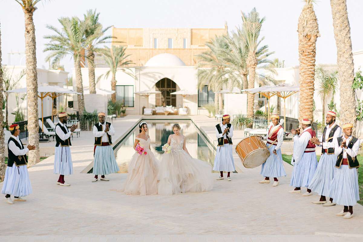 Destination wedding inspired by pink bougainvilleas at Dar Oomi Djerba Veronique lorre direction artistic floral designer Thomas Audiffren18