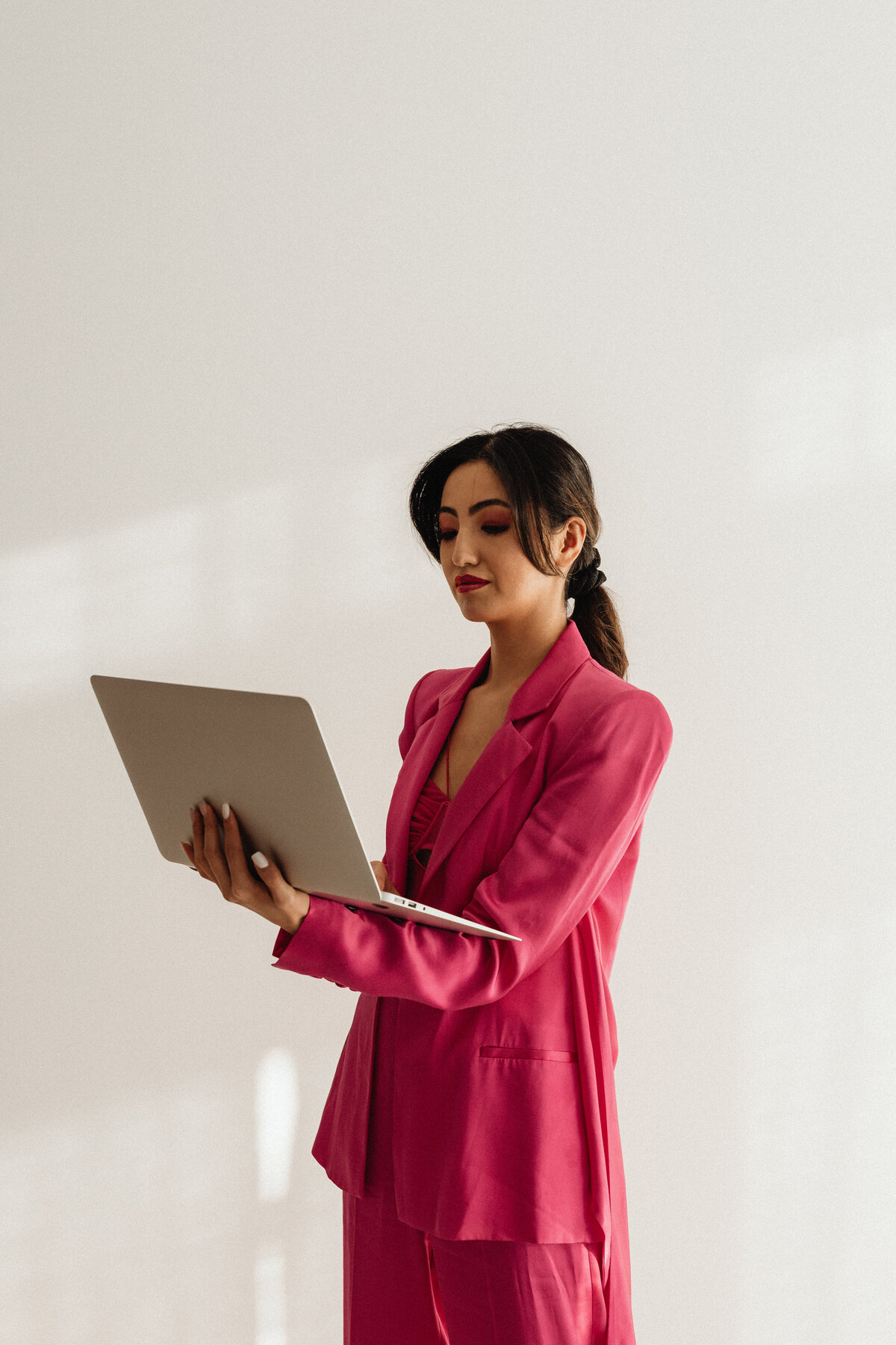 kaboompics_elegant-asian-businesswoman-in-satin-suit-focused-on-laptop-work-elegant-asian-businesswoman-in-satin-suit-focused-on-laptop-work-32071