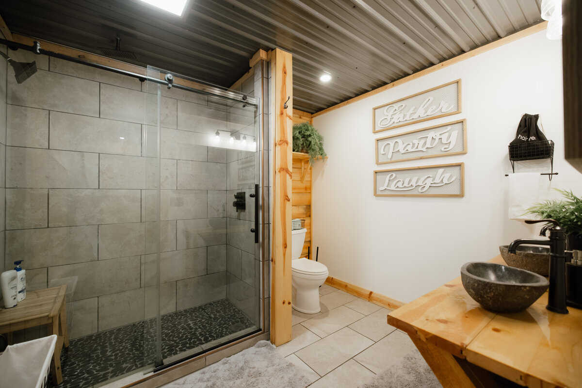 Bear-Ridge-Destination-barndo-suites-rosie-photo-video-99