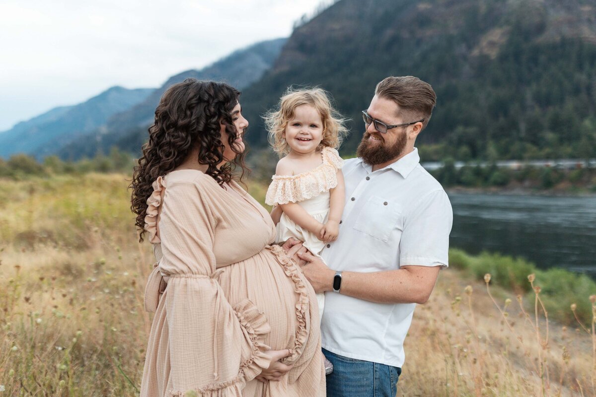 columbia-river-gorge-maternity-portraits-hamilton-island-4