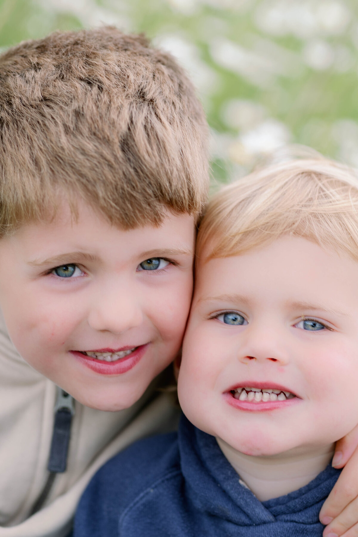 CoCo Jones Photography_Oxfordshire Family Photographer_Daisy Field_B&S-14
