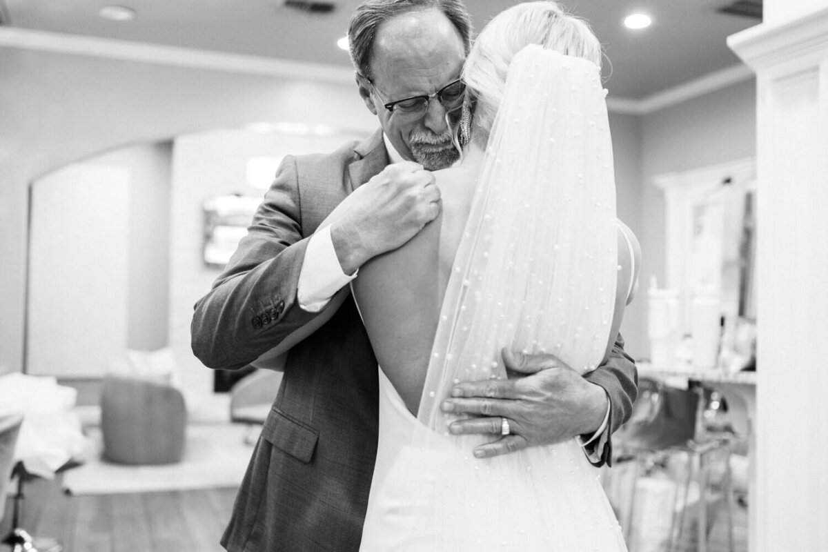 dad-overcome-with-emotions-while-seeing-bride-first-time