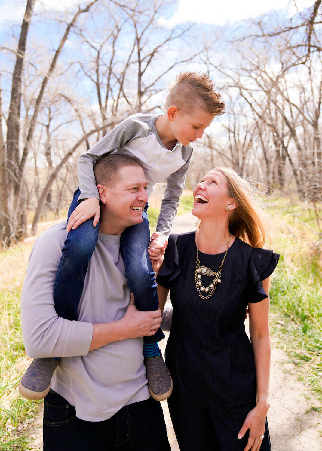 denver family photography - little boy on father's shoulders