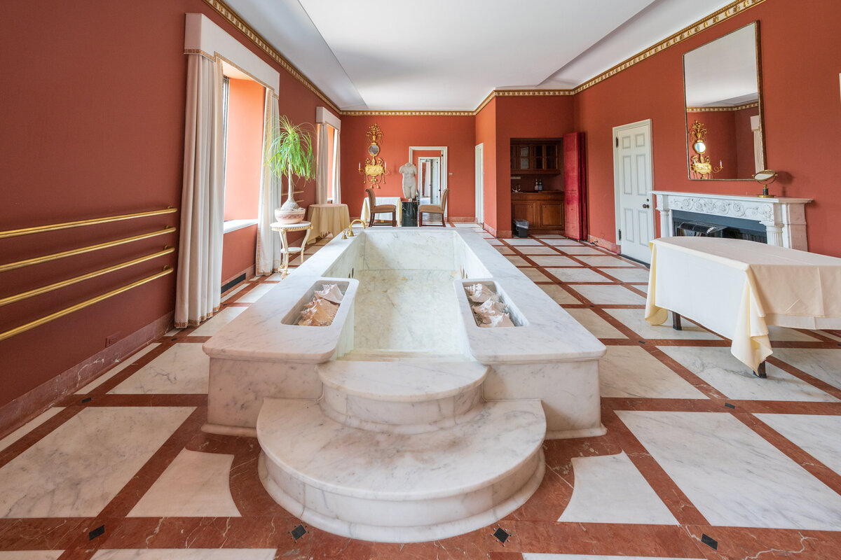 the marble bathtub and sauna at jasna polana