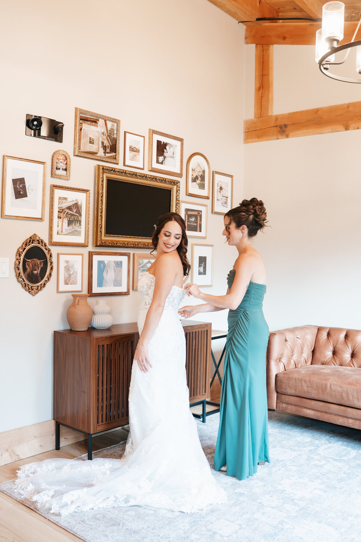 Bride getting ready with her bridesmaids on the morning of her wedding