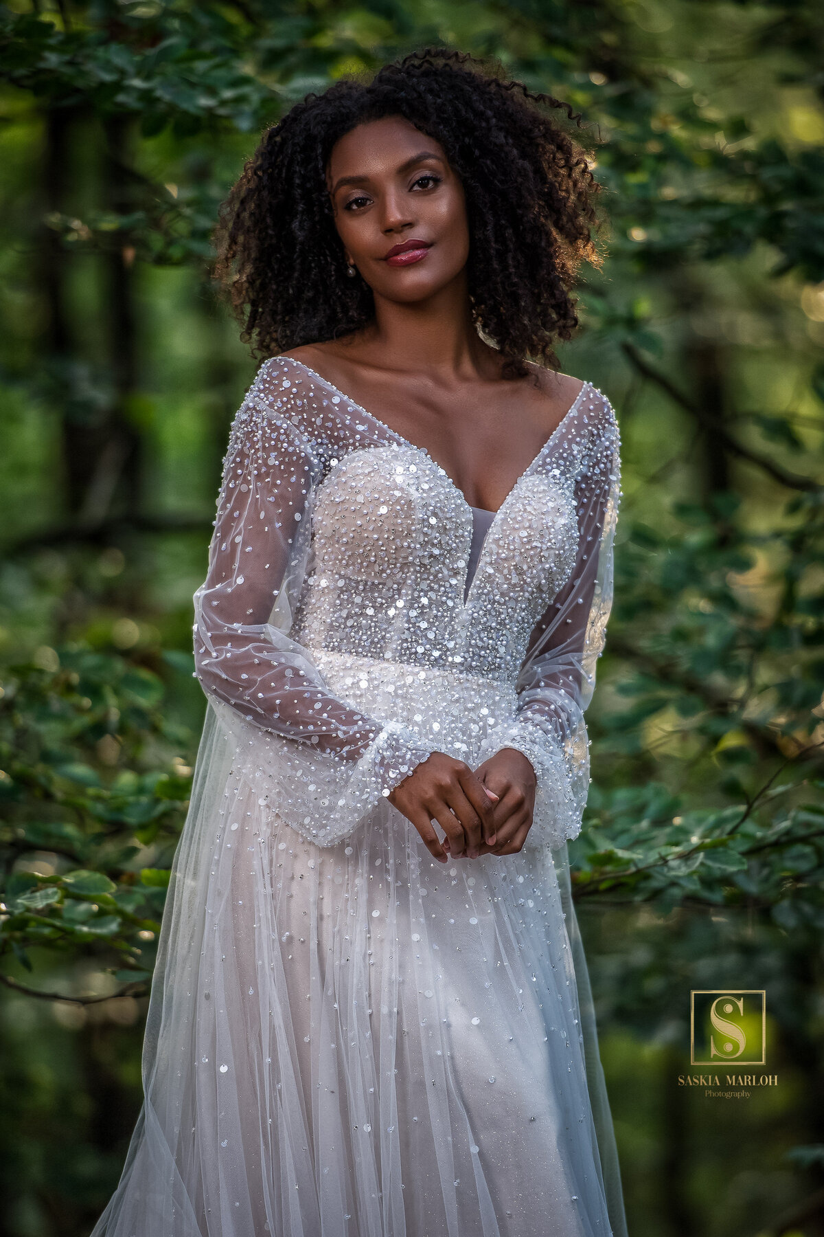 Brautmode HochzeitsfotografinPlant Ihr Eure Hochzeit im Rheingau? Falls Ihr nach einem Hochzeitsfotografen sucht, dann seid Ihr hier richtig.  Saskia Marloh ist Hochzeitsfotografin, die im Rheingau und weltweit Hochzeiten fotografiert hat, die 4 Tage dauerten, bis zu romantischen Kerzenlicht Trauungen zu zweit als Elopement.   Hochzeitsfotografin Rheingau  Saskia hat ihre ganz eigene fotografische Technik und ihren ganz eigenen Stil, um Eure Hochzeit in zeitlosen Fotos festzuhalten.   Hochzeiten  Es gibt Hochzeiten mit 800 oder mehr Personen, es gibt Hochzeiten, die über mehrere Tage gehen, es gibt Hochzeiten, die langfristig gebucht werden und andere, die sehr kurzfristig, fast spontan gebucht werden, manche im kleinen familiären Rahmen, manche mit allen ausgedehnten Familien und Freundeskreisen. Jede ist einzigartig.   Hochzeitsreportagen Preise  Elopement oder Tiny Weddings beginnen bei EUR 750 und Ganztages-Reportagen bei EUR 1450. Ruft Saskia einfach an, diskutiert Eure Wünsche und Ihr erhaltet Euer individuelles Angebot.